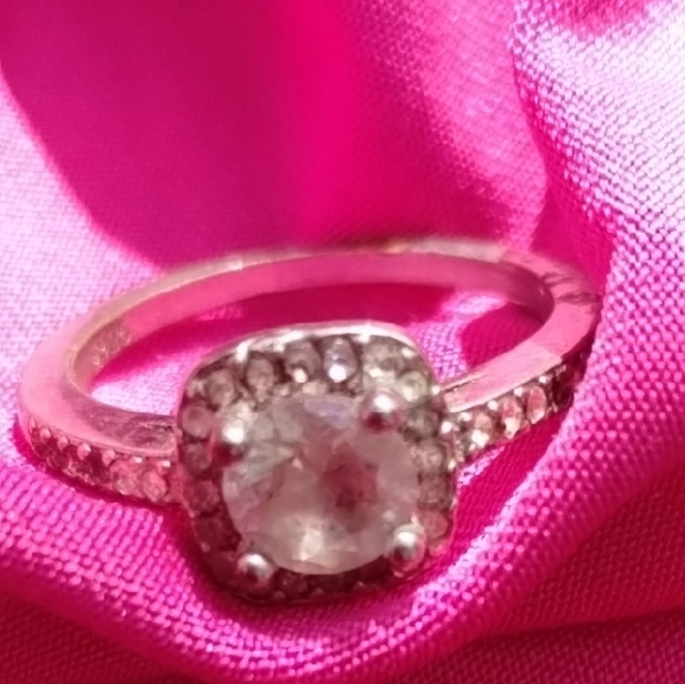 Elegant Silver Ring with Clear Gemstone